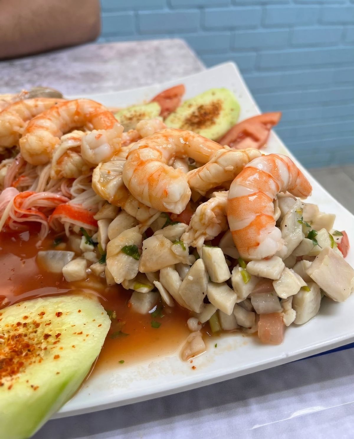 Aguachile de camarón con pepino y aguacate