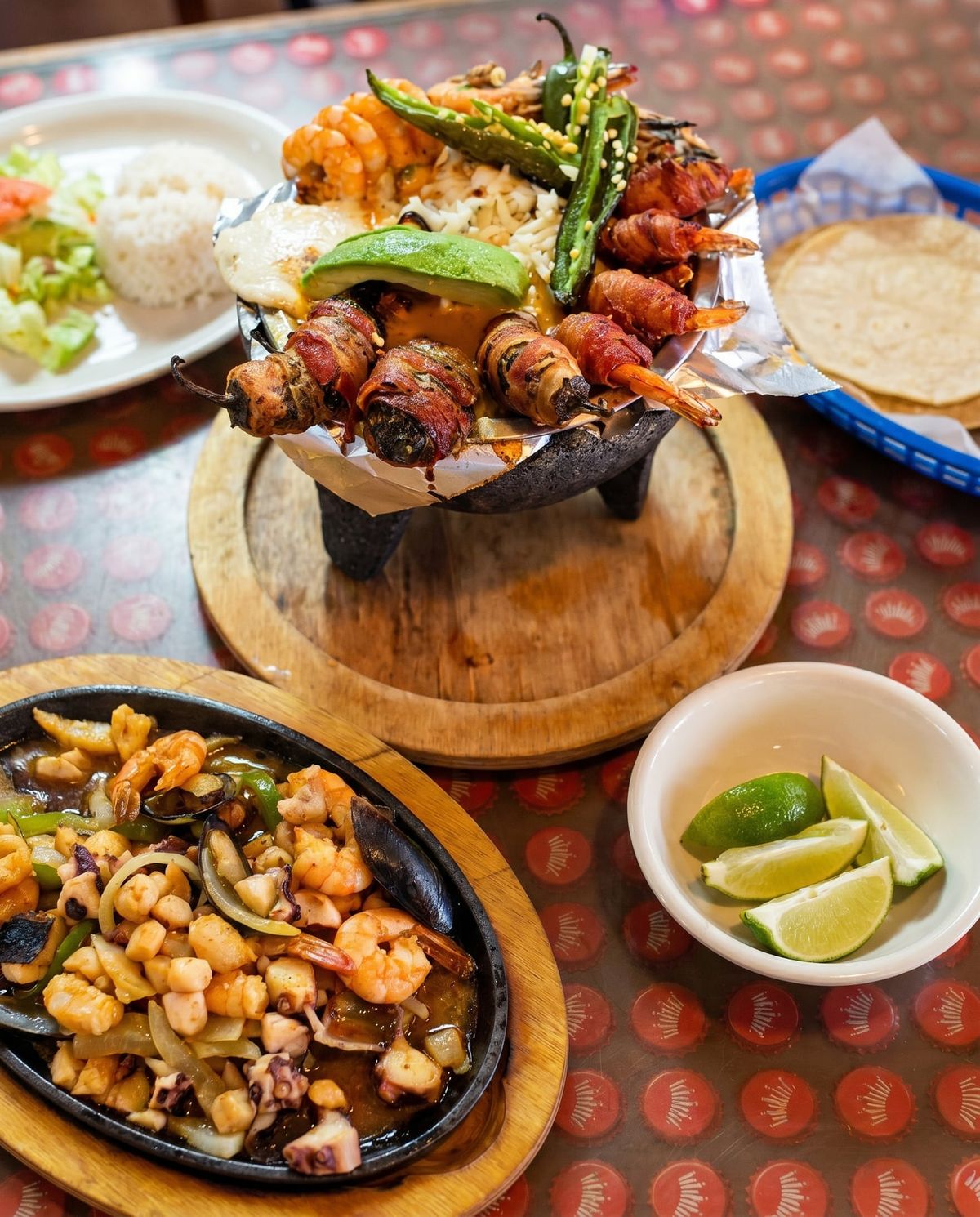 Molcajete con camarones con tocino, arroz y tortillas